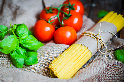 碳循環飲食食物挑選建議：青醬義大利麵，包含一些小番茄