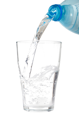 在月經來臨之前，每天盡量能夠要喝到十杯水左右